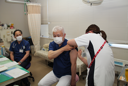 接種を受ける当院院長